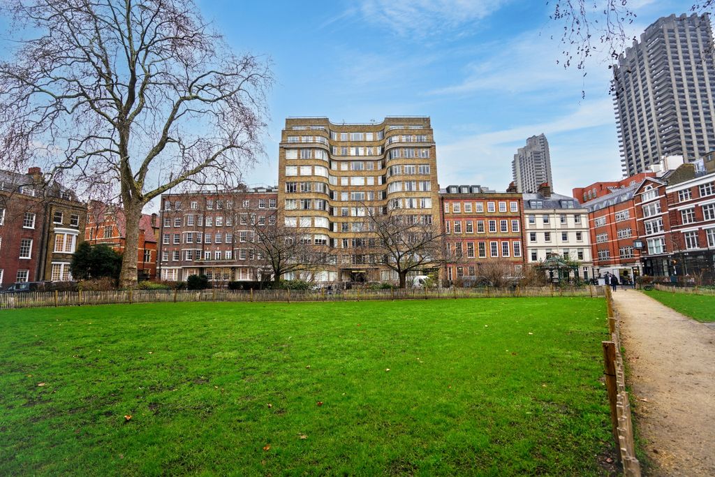 Property photo 2 of 11 Flat 5 Florin Court, Charterhouse Square, Barbican, London, Ec1M 6Et