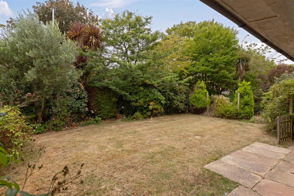Property photo 2 of 18 Aldsworth Avenue_19.Jpg