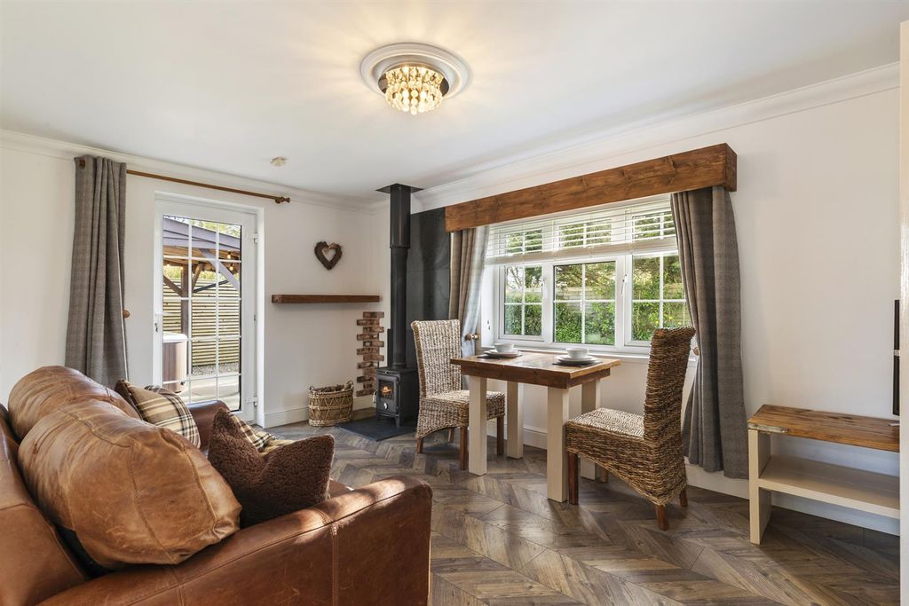 Property photo 3 of 91 0002-Furzton-Cottages-0030.Jpg