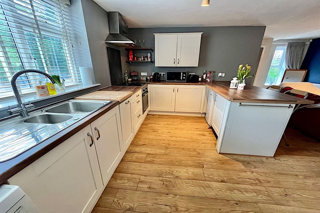 Property photo 3 of 11 Kitchen
