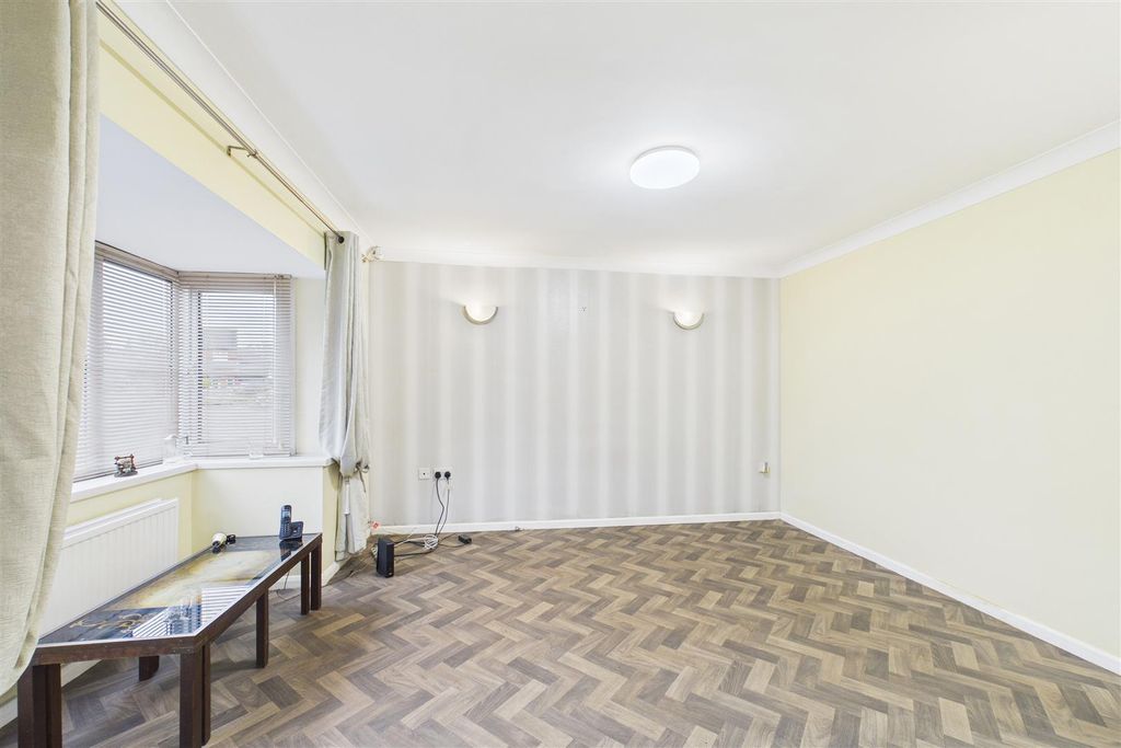 Property photo 2 of 15 Lounge