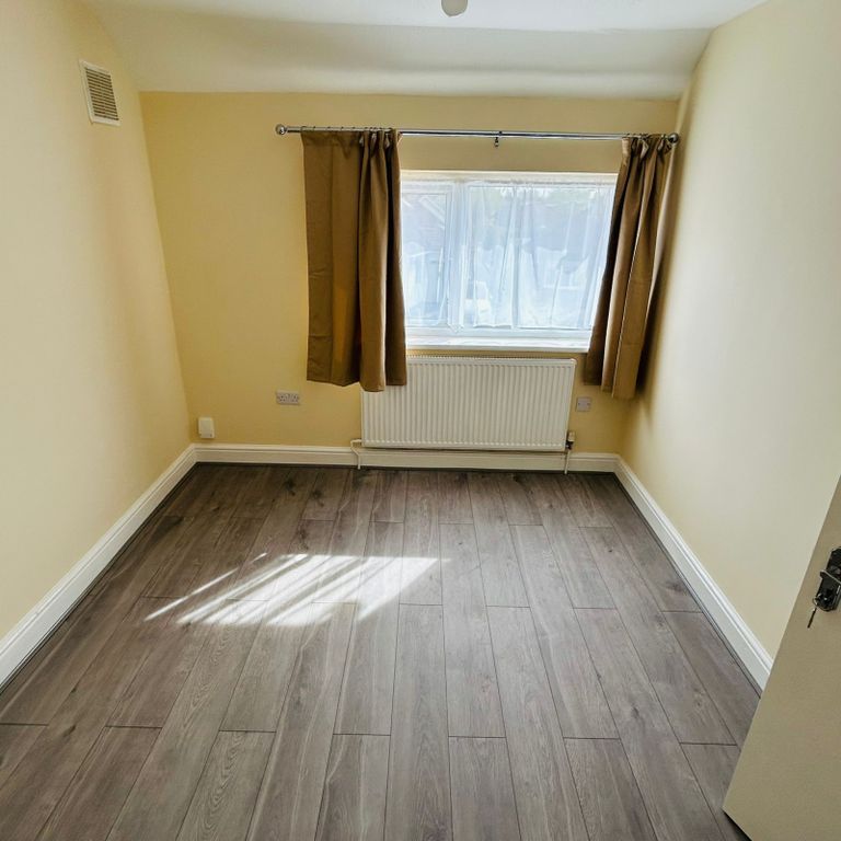Property photo 1 of 8 4 Bed Semi Detached House To Rent Greenlane, Uxbridge Ub8