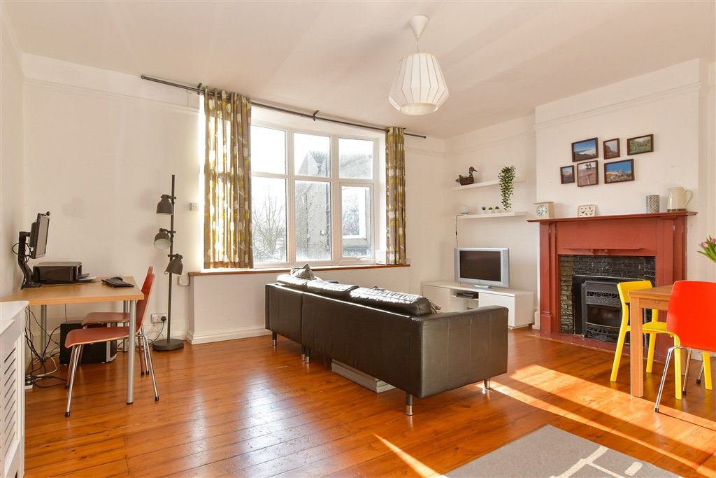 Property photo 3 of 8 Lounge/Diner