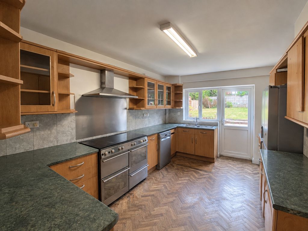 Property photo 3 of 10 Kitchen