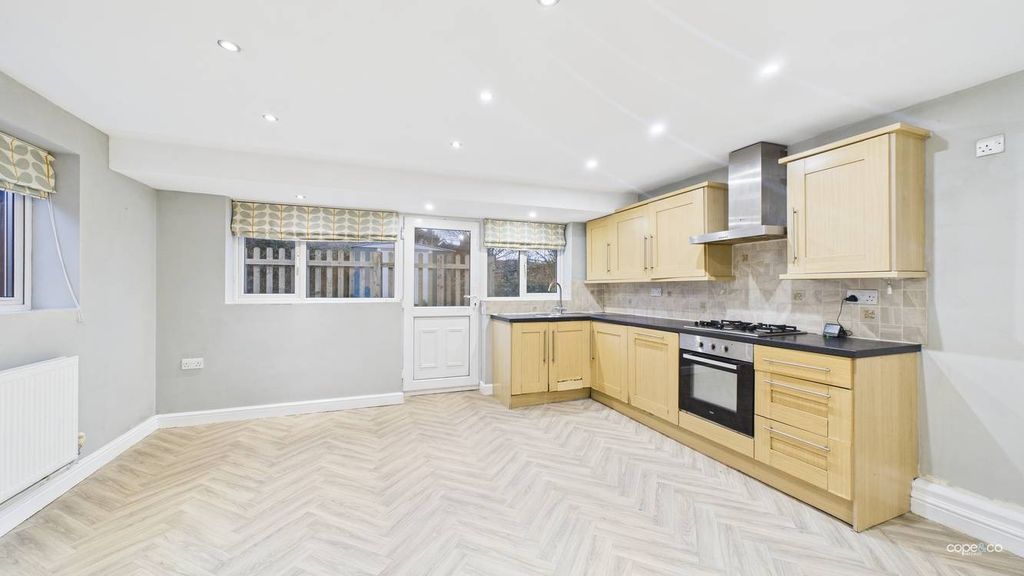 Property photo 2 of 14 4610855