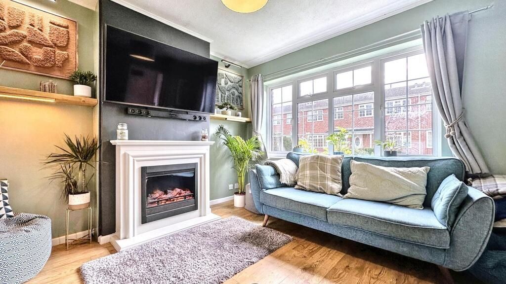 Property photo 2 of 15 Bright, Stylish Living Room With A Large Bay Windo...