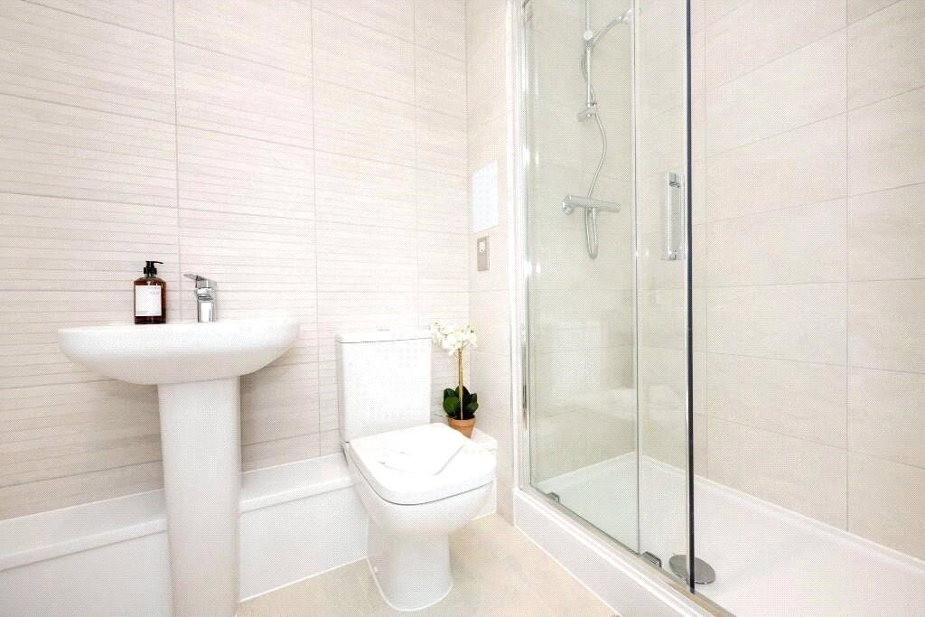 Property photo 3 of 18 Bathroom