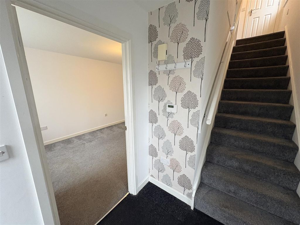 Property photo 2 of 16 Entrance Hallway