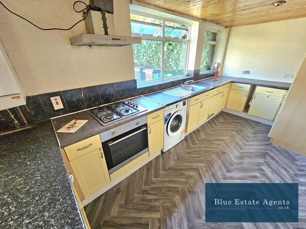 Property photo 1 of 11 Kitchen