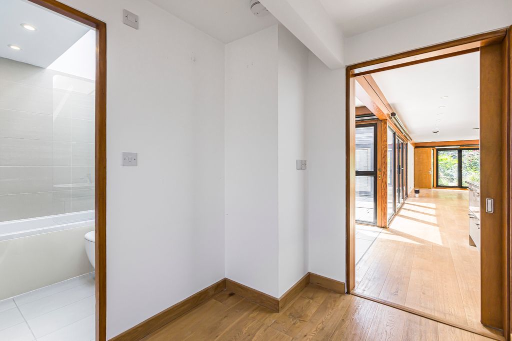 Property photo 3 of 27 Entrance Hall