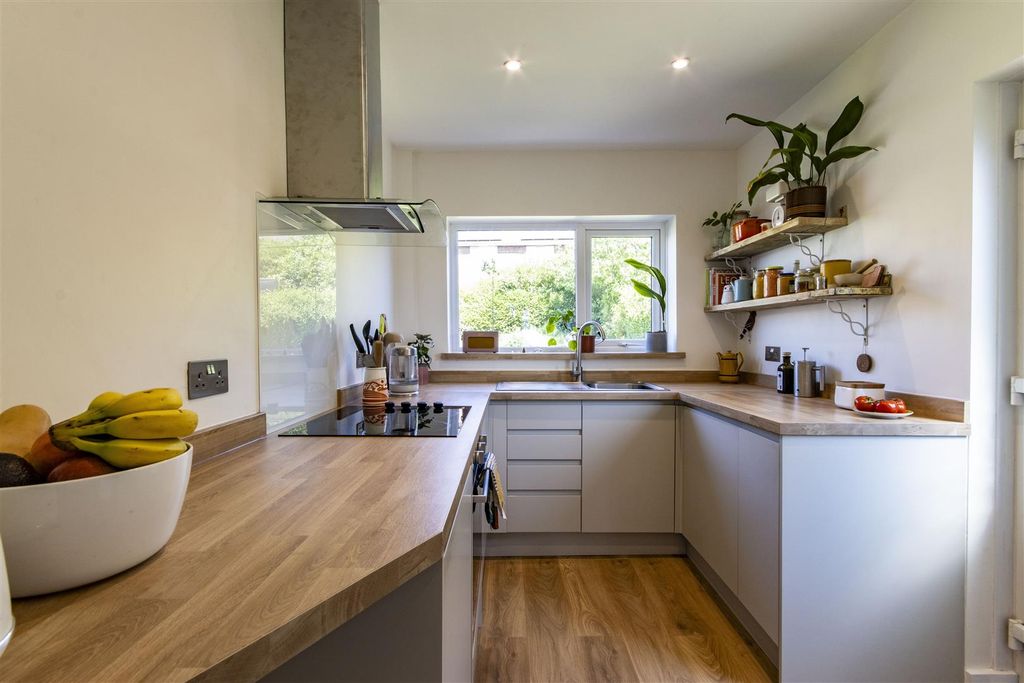 Property photo 3 of 18 Re-Fitted Kitchen