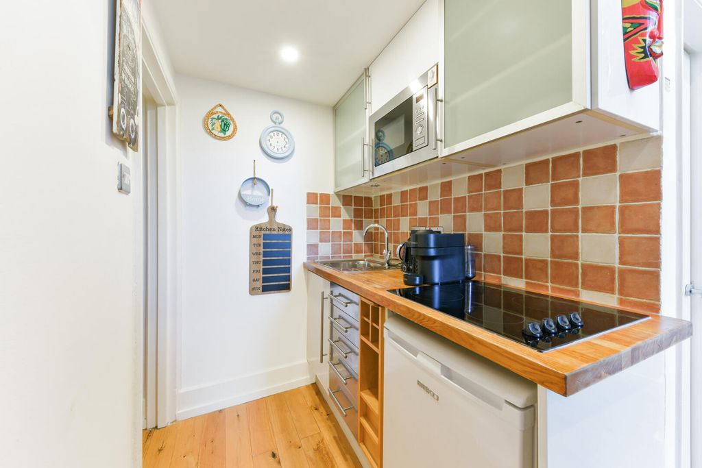 Property photo 2 of 10 Kitchen