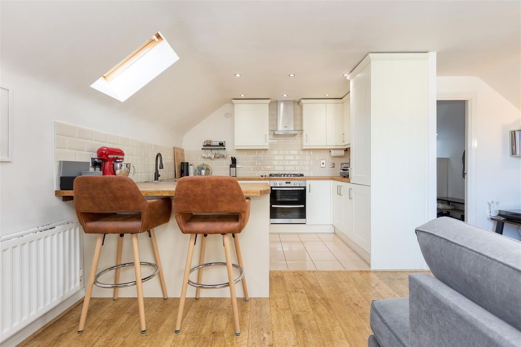 Property photo 3 of 17 Entertaining Breakfast Bar