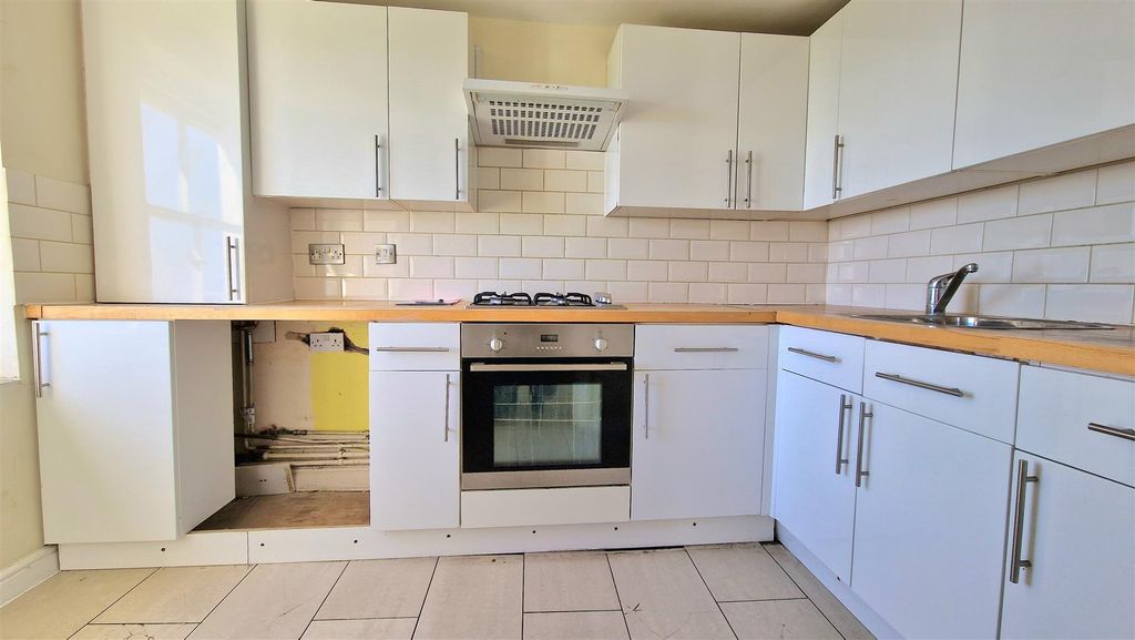 Property photo 3 of 7 Kitchen
