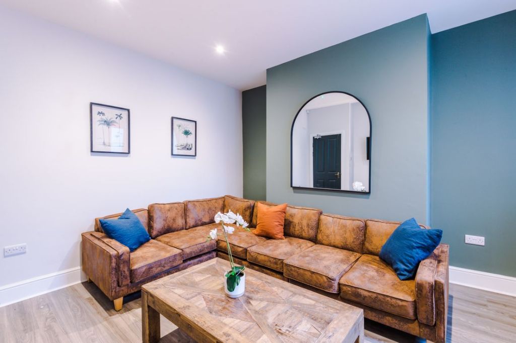 Property photo 1 of 16 60Gr - Living Area