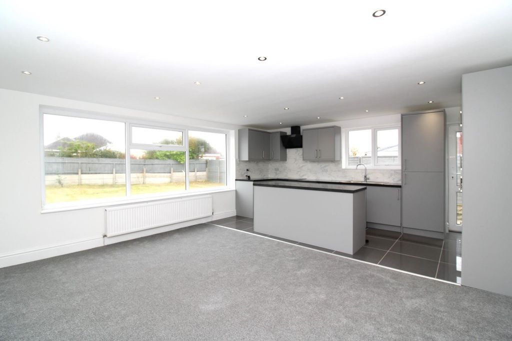 Property photo 2 of 10 Kitchen/ Lounge