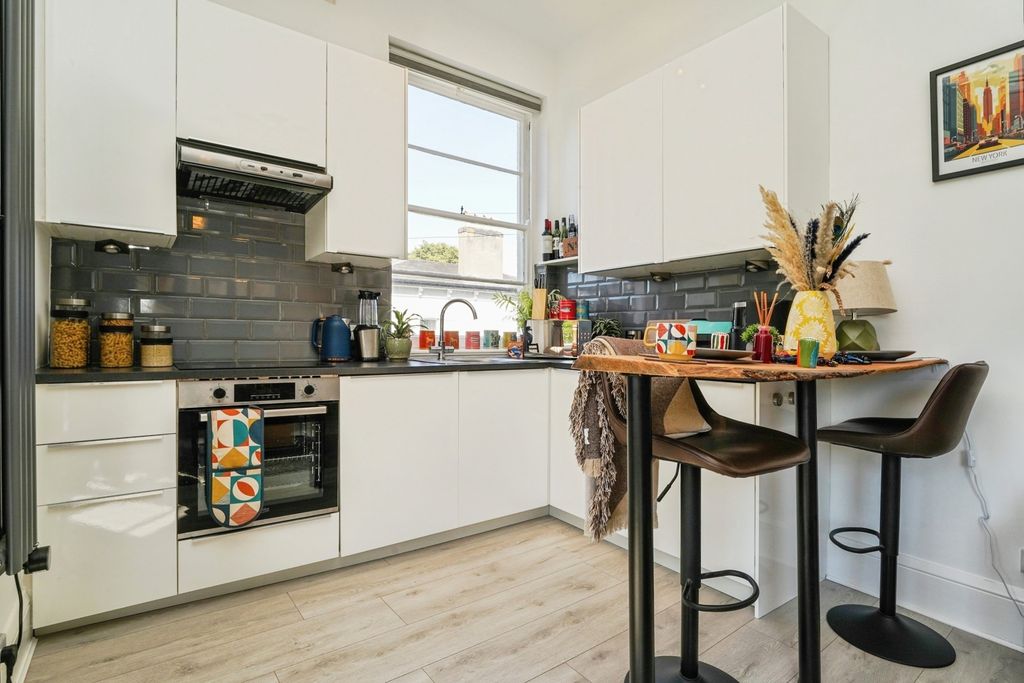 Property photo 3 of 9 Pbox-Img.Jpg