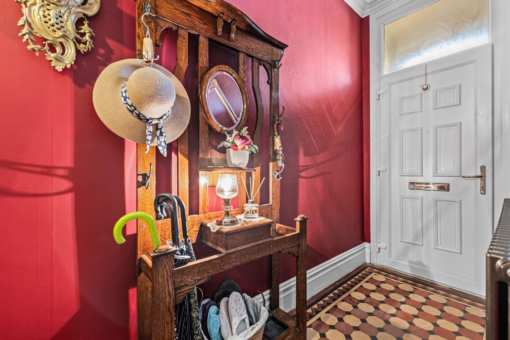 Property photo 2 of 29 Entrance Hall 01.Jpg