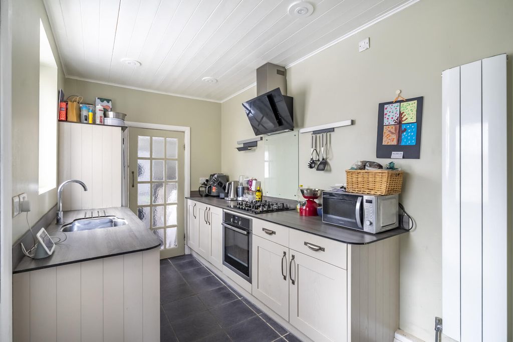 Property photo 3 of 10 Kitchen