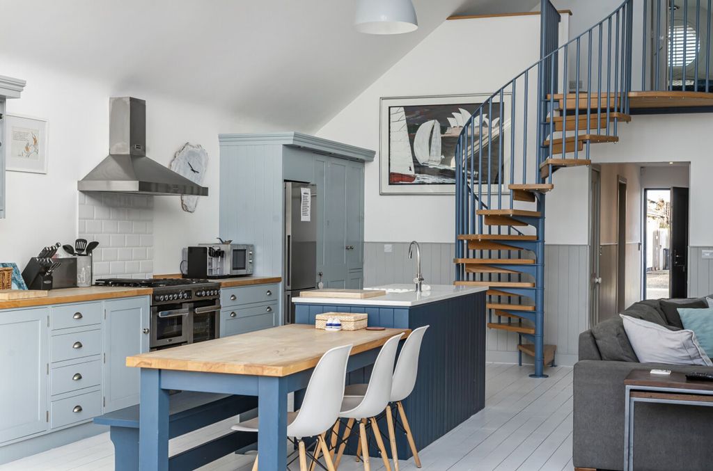 Property photo 3 of 28