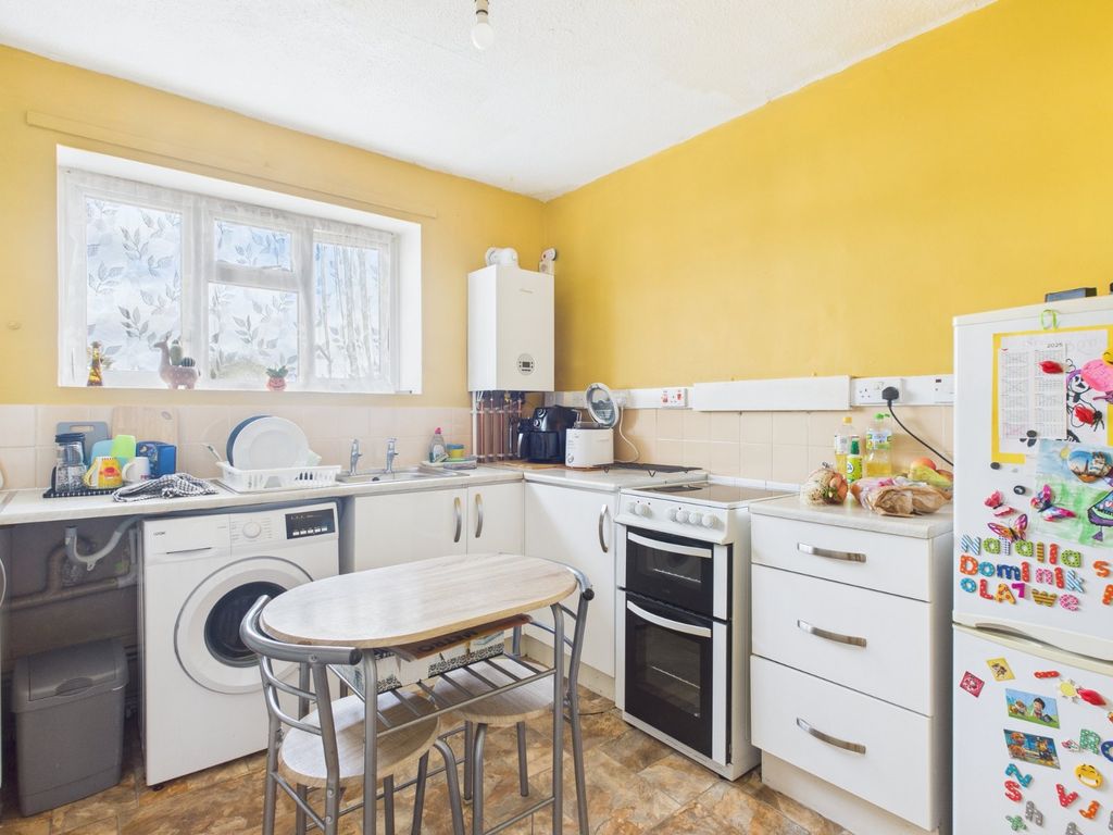 Property photo 3 of 6 Kitchen