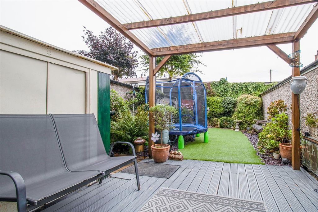 Property photo 2 of 11 Outside