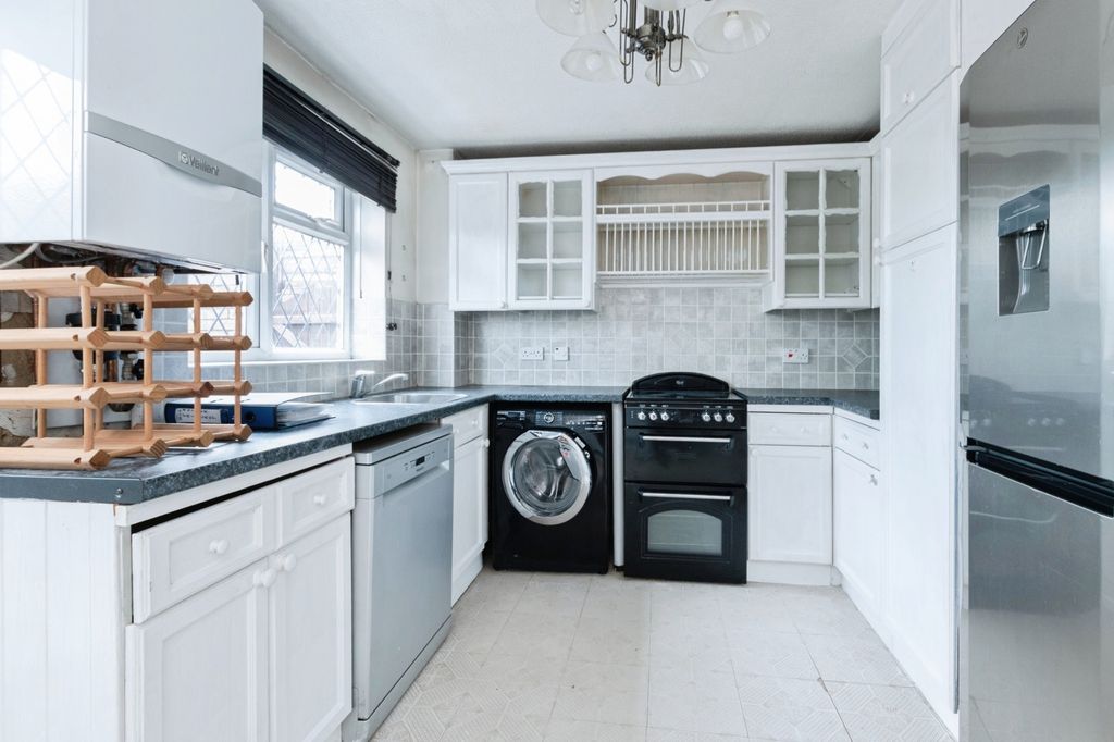 Property photo 3 of 9 Kitchen
