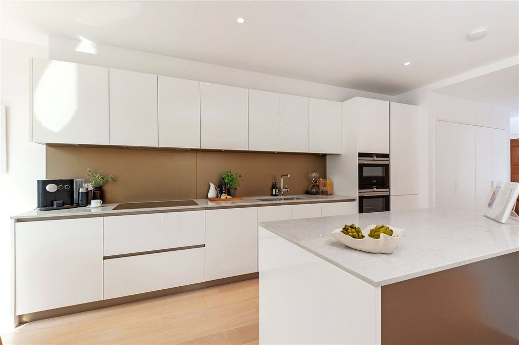 Property photo 3 of 11 Kitchen