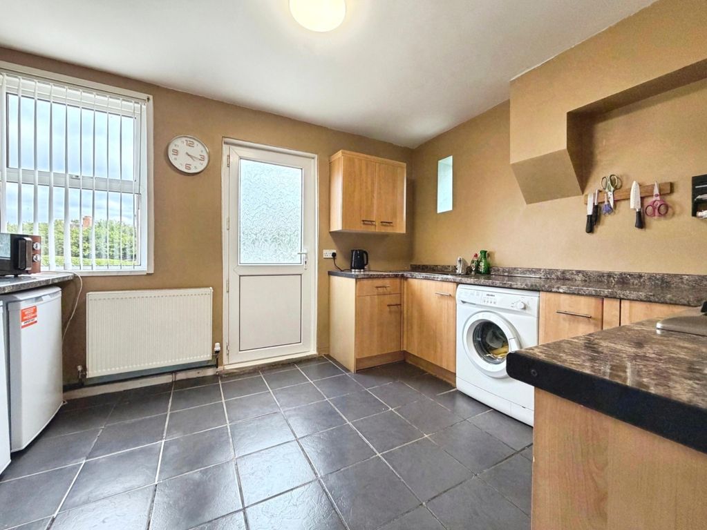 Property photo 3 of 19 Kitchen
