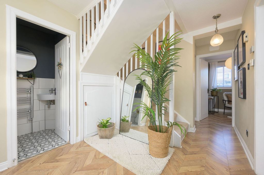 Property photo 2 of 27