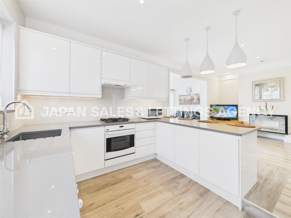 Property photo 1 of 11 Cam04401G0-Pr0104-Still011.Jpg