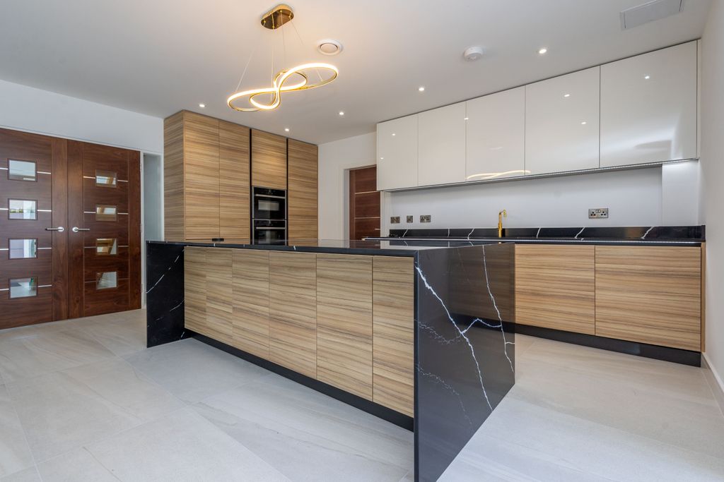 Property photo 3 of 19 R6M_2370