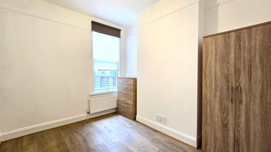 Property photo 3 of 5 Bed 2.Jpg