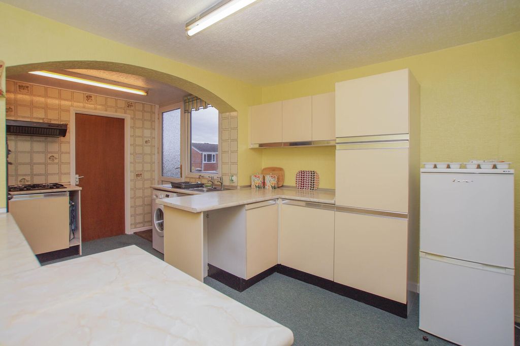 Property photo 3 of 17 Kitchen