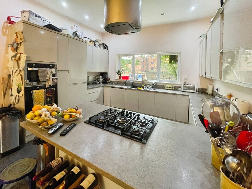 Property photo 3 of 31 Picture No. 11