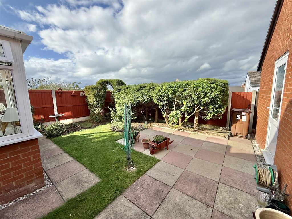 Property photo 2 of 13 Garden