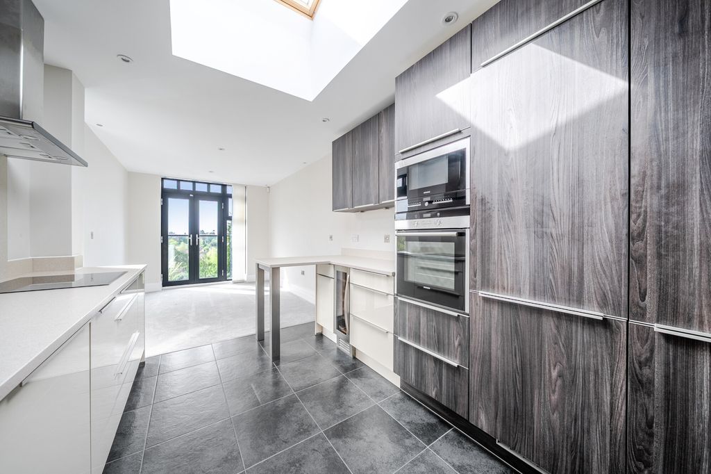 Property photo 2 of 7 Kitchen