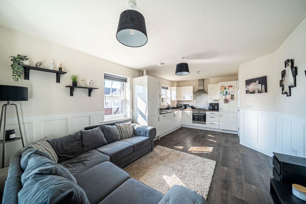 2 bed flat for saleMarchment Close, Picket Piece SP11 photo 5