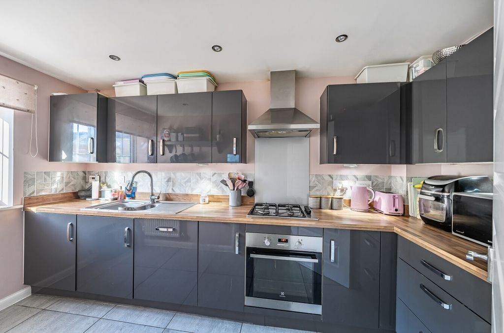 Property photo 2 of 18 1396516-21-695E54...