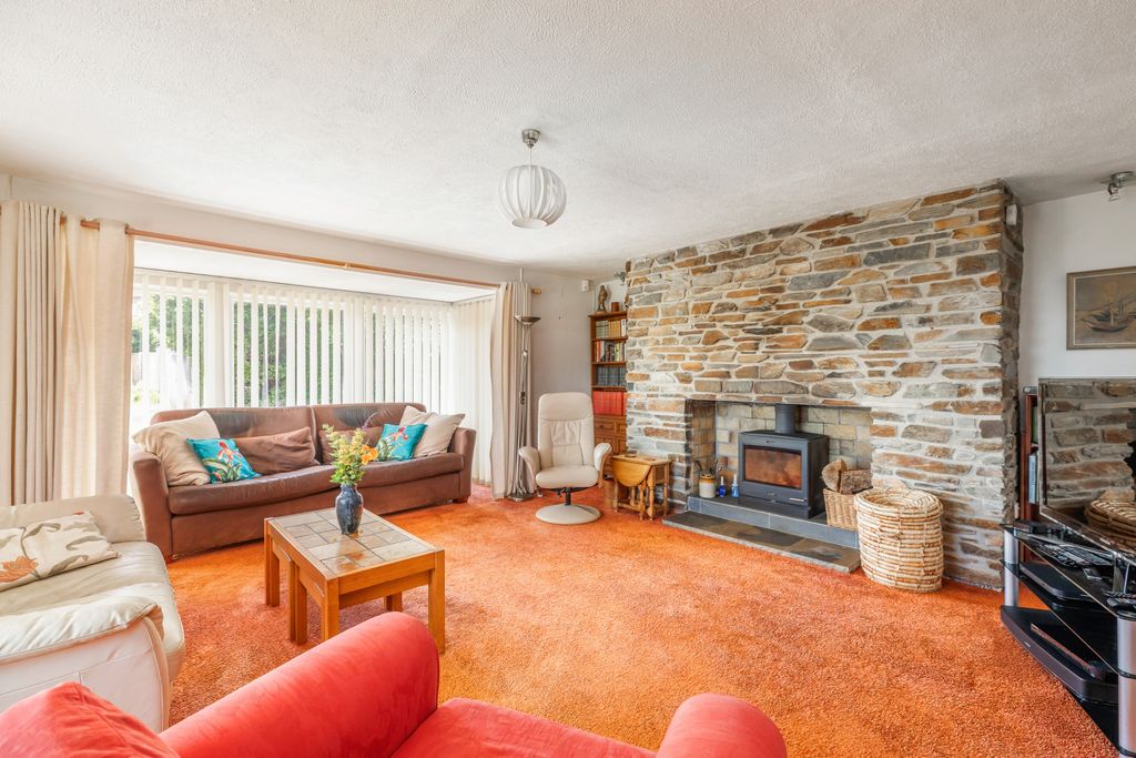 Property photo 3 of 19 Sitting Room