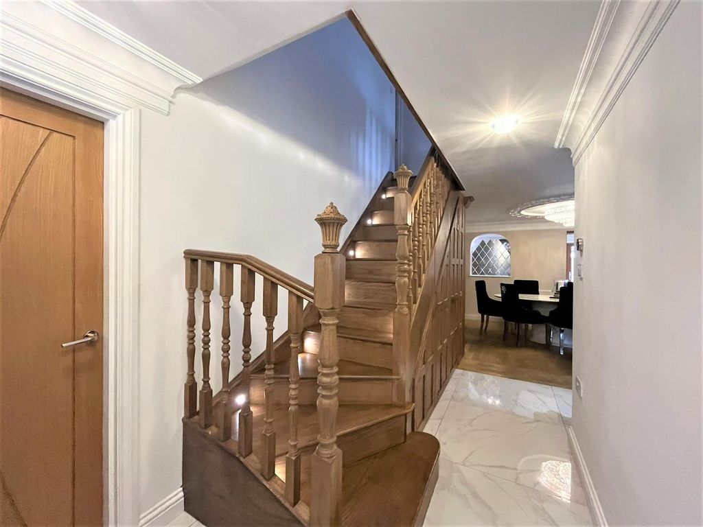 Property photo 2 of 14 Hallway