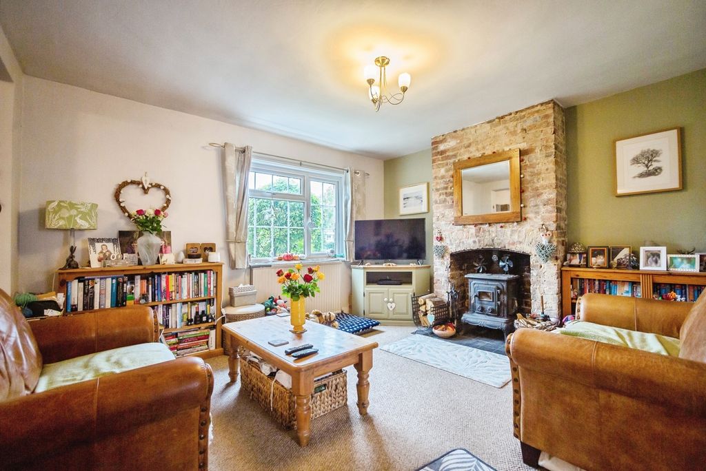 Property photo 3 of 16 Lounge