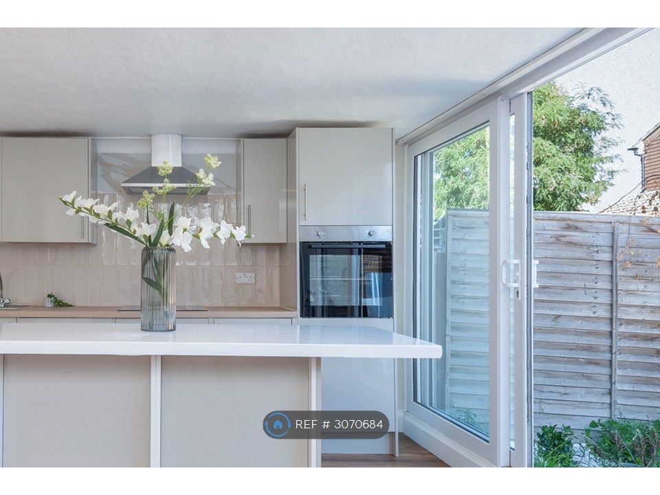 Property photo 2 of 18 Integrated Kitchen