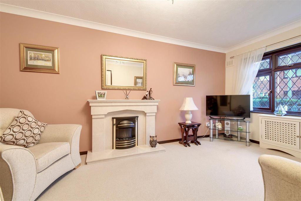 Property photo 3 of 22 Lounge