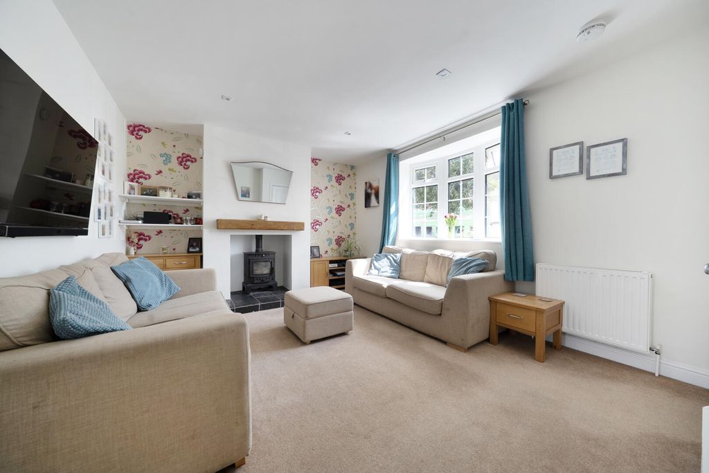 Property photo 3 of 31 Living Room