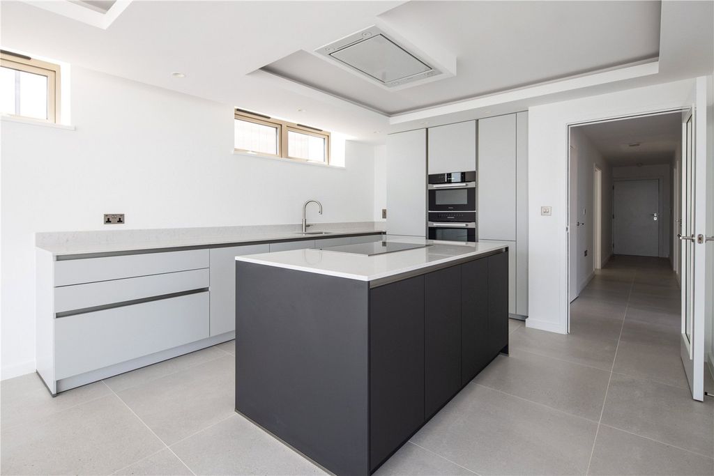 Property photo 2 of 7 Kitchen