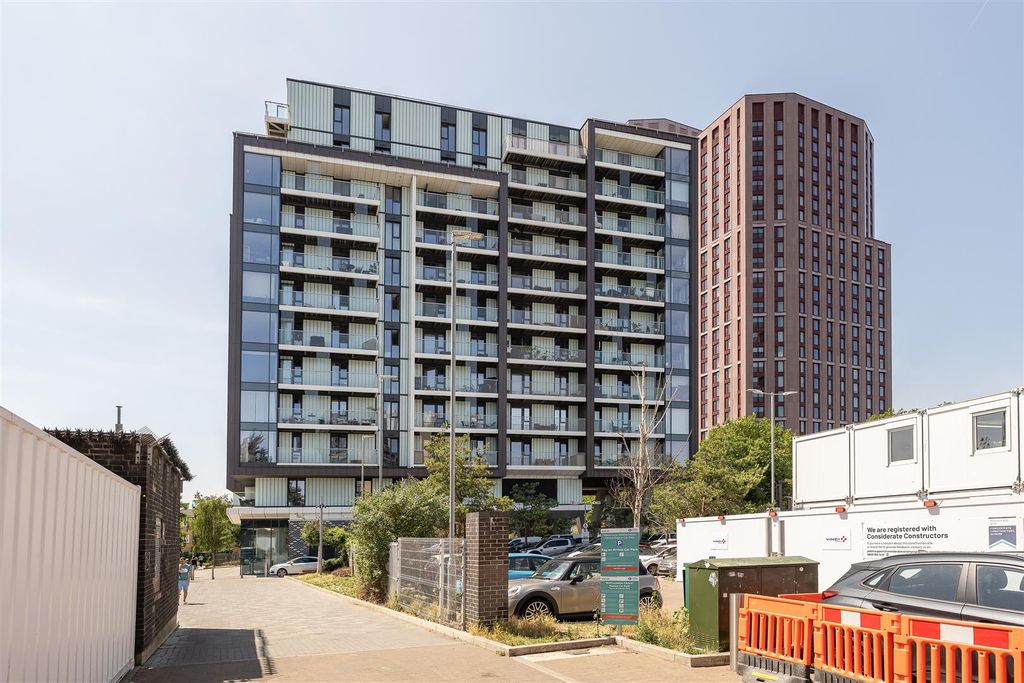 Property photo 1 of 27 Station Approach, E17
