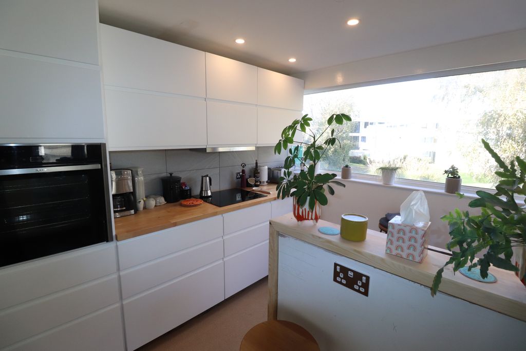 Property photo 3 of 14 Fitted Kitchen