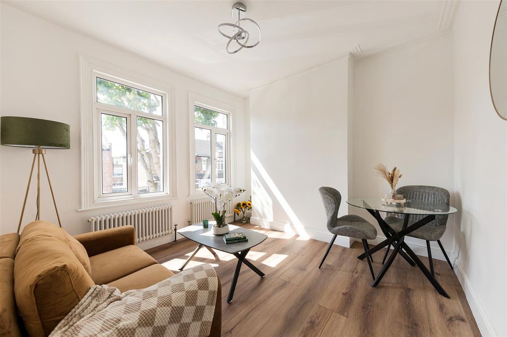 Property photo 2 of 22 Devonshire Road, E17