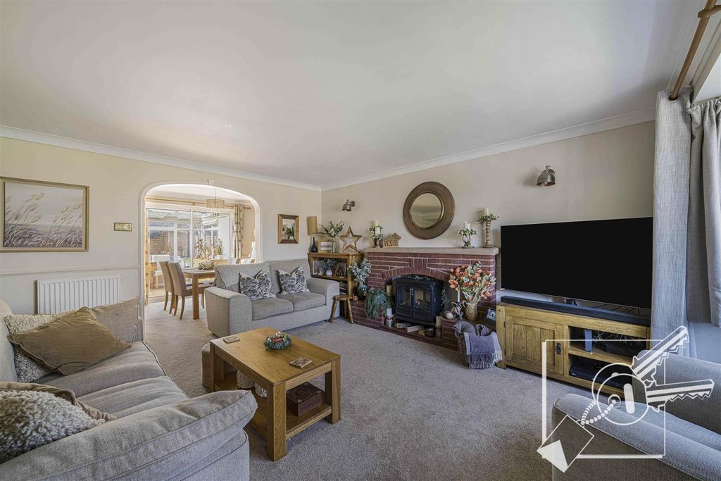 Property photo 3 of 38 Lounge